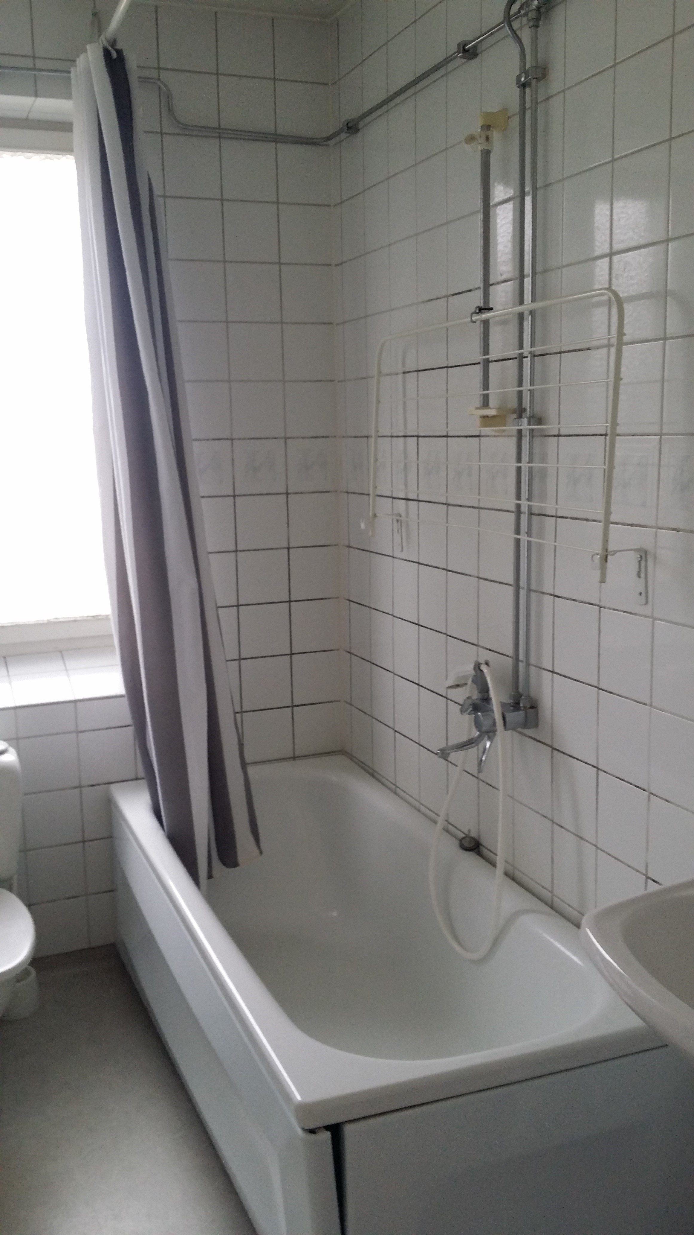 Bild på badrummet och ett badkar i turistlägenheten