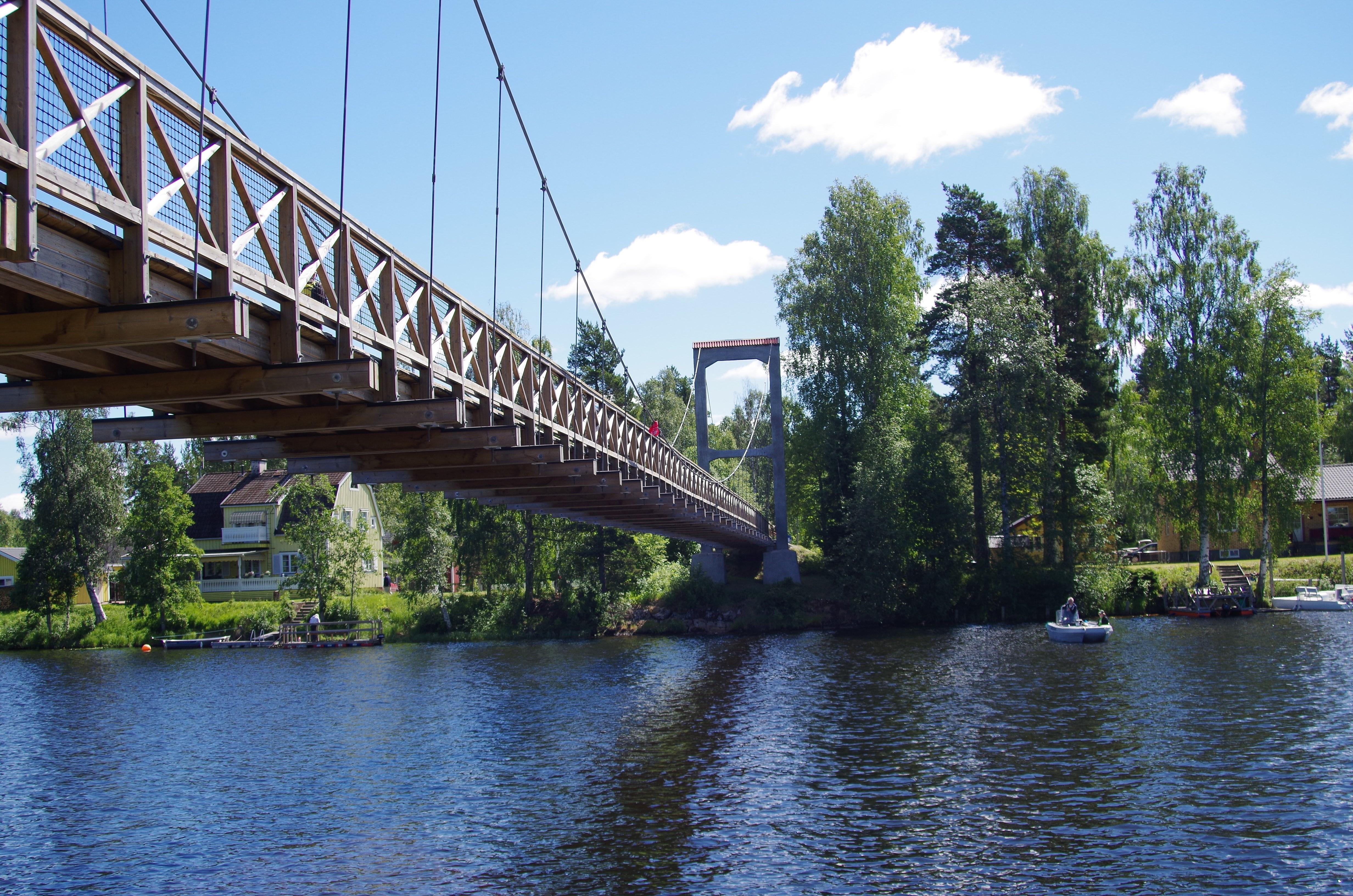 En hängbro över älven